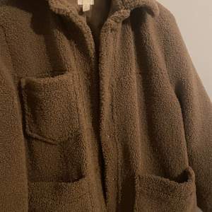Lång och skön brunn Teddy jacka, som är köpt i höstas. Från Hm i storlek XS men funkar även på S