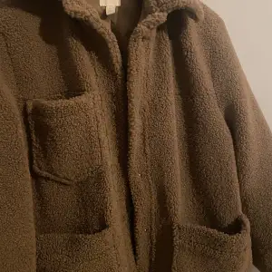 Lång och skön brunn Teddy jacka, som är köpt i höstas. Från Hm i storlek XS men funkar även på S