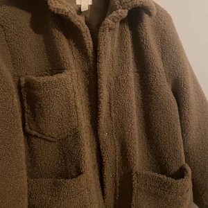 Varm Teddy jacka - Lång och skön brunn Teddy jacka, som är köpt i höstas. Från Hm i storlek XS men funkar även på S