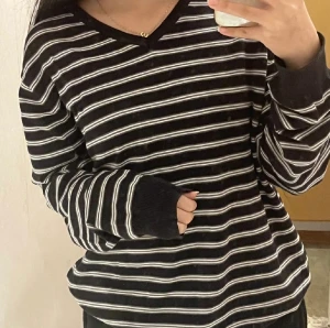 randig tröja  - oversized, bra skick Tveka inte att kontakta mig om du har frågor eller vill ha fler bilder!  <3