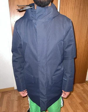 Elvine Jacka - (säljer åt min pappa) säljer denna jättefina nya jackan som min pappa fick i julklapp men som tyvärr inte är hans stil eller storlek. Ohelig oanvänd och är ny. Säljs för 1000 vid snabbt köp. Kontakta för fler bilder eller frågor :)