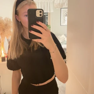 Tröja  - Superfin ”mönstrad” svart tröja från Gina i strl xs. Det är även puffärmar! Köparen står för frakten❤️