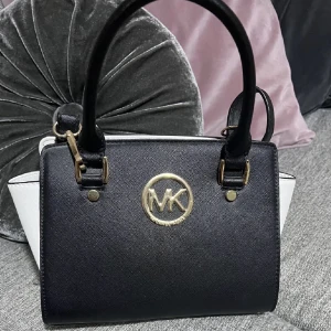 Michael kors väska  - Säljer denna super snygga väskan då den inte kommer till någon användning. Skriv för flera bilder💕 