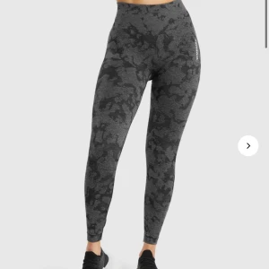 Gymshark tights - Jättefint skick, som nya. Säljes endast då de inte kommer till användning. Nypris: 600kr. Säljes för 425.