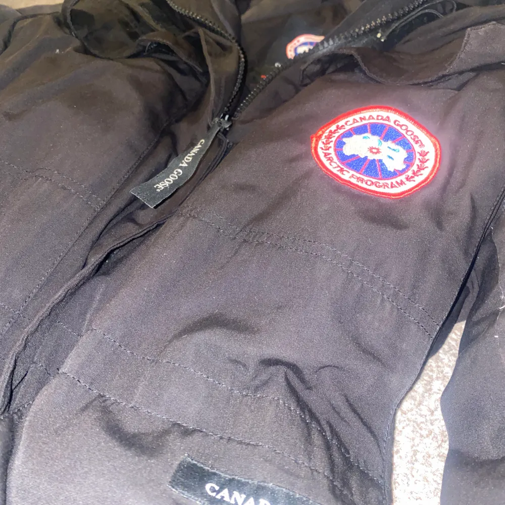 Säljer min canada goose då jag köpt en ny vinterjacka. Jag är i storlek S men den funkar även på både tjejer och killar från XS-M eftersom man kan spänna åt midjan på insidan. Äkta päls luva. Priset går att diskutera🤍. Jackor.