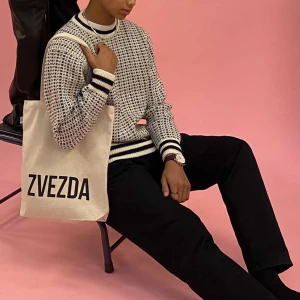 Stickad tröja - En stickad tröja som enbart är använd en plåtning