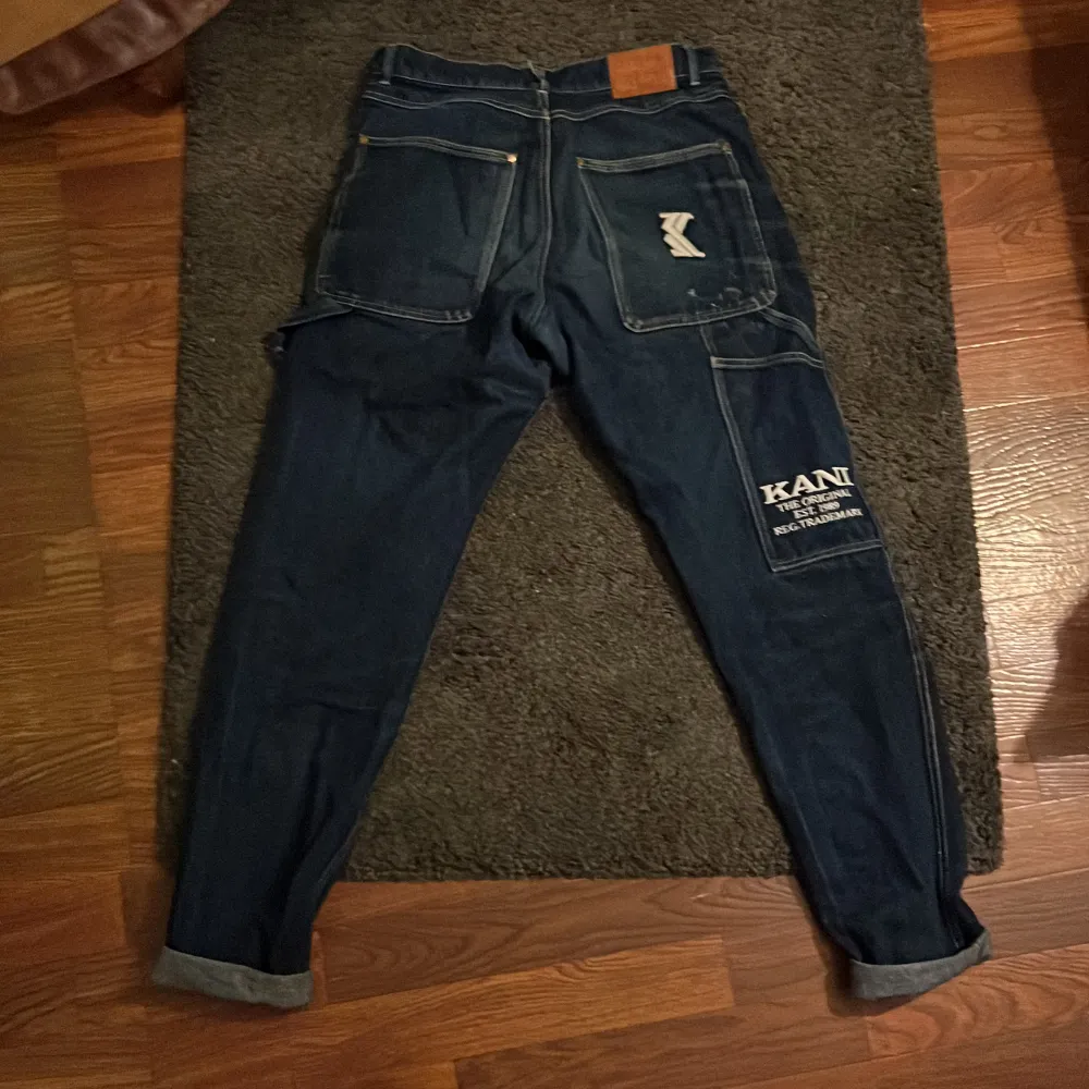 Ett par feta Karl Kani jeans, ganska väl använda Säljer då min midja börjar växa ur dem W: 29-30 L: 32 . Jeans & Byxor.