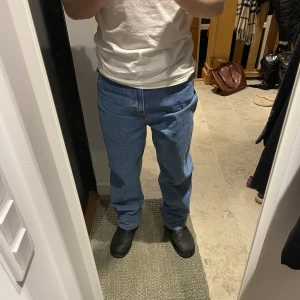 Karl Kani jeans - Riktigt sköna jeans i bra skick. Pris kan diskuteras. Storlek L (ungefär 34X34). Fraktas eller mötas i Göteborg. Nypris runt 800kr. Skicka gärna ett meddelande om du har några frågor eller vill ha fler bilder