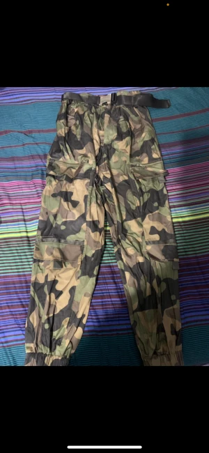 Militärbyxor Dam - Militärbyxor för damer från Zara i storlek S, använd fåtal gånger. I väldigt bra skick, bälte medföljer.  Kan mötas eller hämtas upp i Stockholm. Pris kan diskuteras vid snabb affär 💕