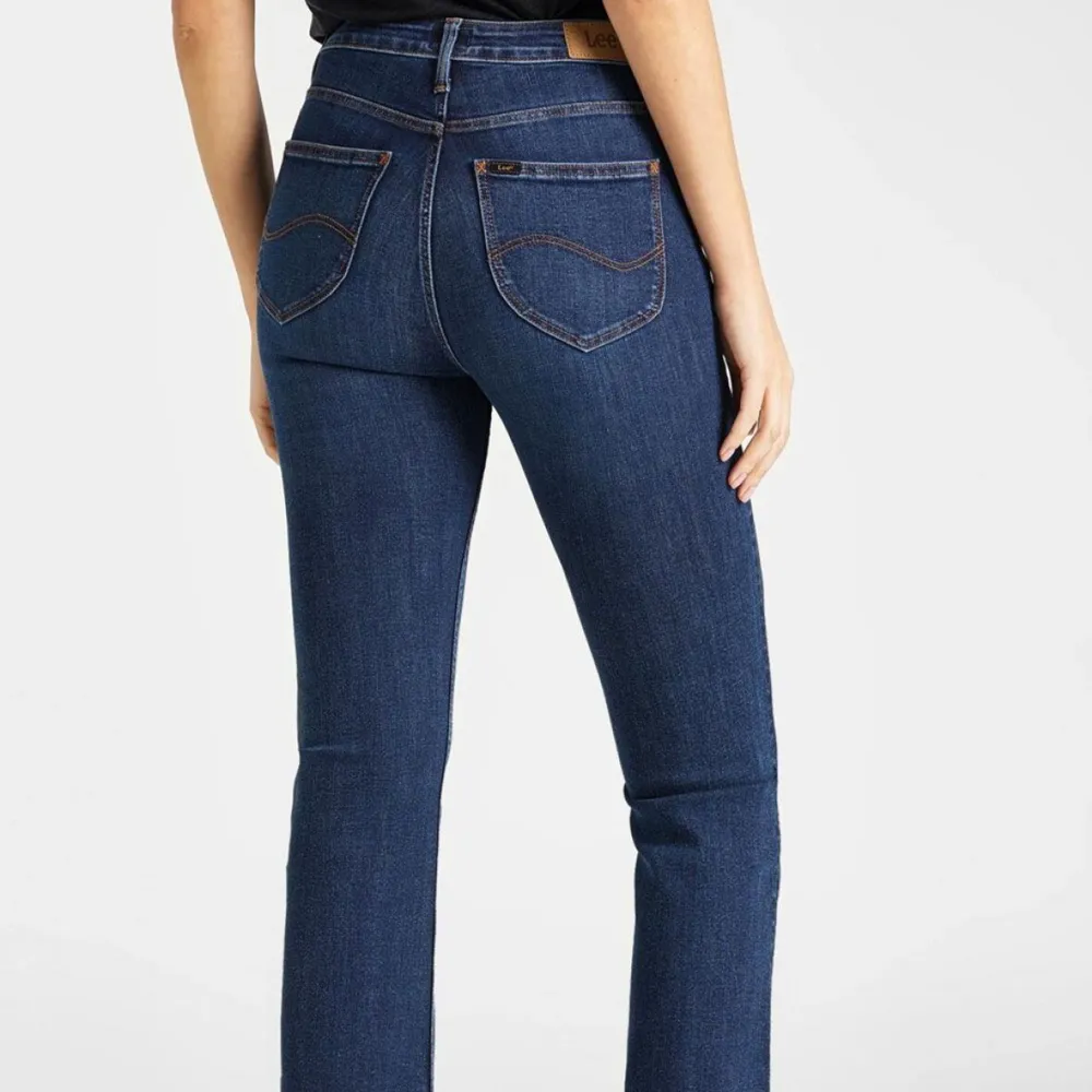 Säljer mina lee jeans i modellen Breese kicked då de inte alls är min stil. Använda en gång så i nyskick. Kan också bytas mot ett par lee Breese i samma storlek (då mina gått sönder)🤗😅 Köparen står för frakt❤️. Jeans & Byxor.