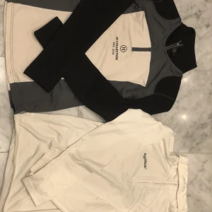 ridtröjor till salu! strl s/m - Två stycken ridtröjor! Den svart/vita är från JH Collection i strl S och är i mycket fint skick, knappt använd. Den vita är från Equipage i strl M och är använd 1 gång. Den har även en avtagbar ”rem” runt polokragen som döljer dragkedjan. 200 kr styck! 