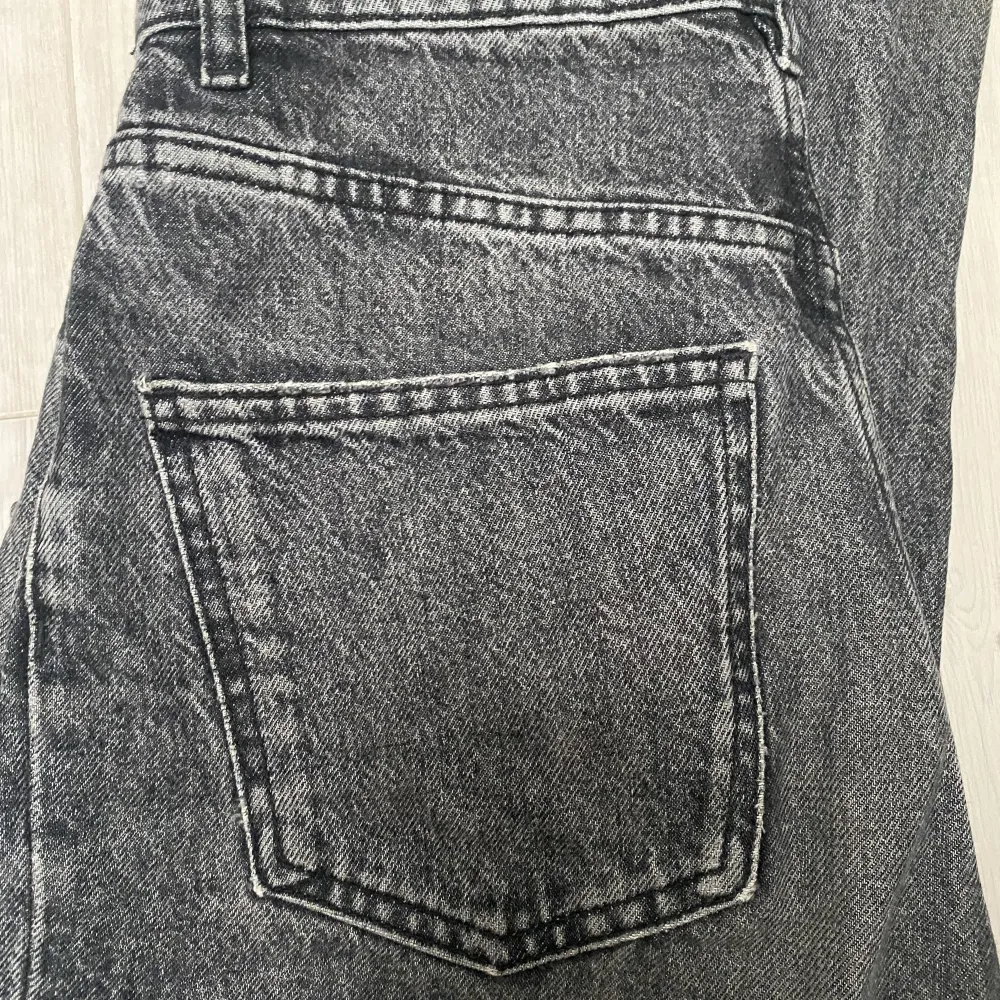 Säljer dessa gråa/svarta jeansen från Zara i fint skick. Är storlek 34 men är något stora💕. Jeans & Byxor.