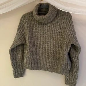 Mysig polo - Super skön stickad polotröja, tjock och super mjuk. Väldigt fin grön färg🎄 Säljer även massa mer stickad och mer🤩