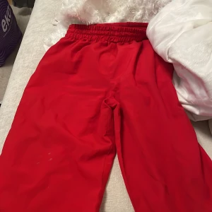 Röda vindbyxoe - Str S väldigt sköna och lite åt det varmare hållet
