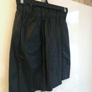 Fin populär kjol i fakeskinn från Gina Tricot i storlek XS. Knappa använd så i fint skick!   100 % polyester
