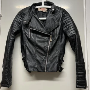Chiquelle skinnjacka  - Köpte den från chiquelle för 700kr men säljer den för 500kr. Använde den ett par gånger så den är fortfarande i ny skick. Väldigt fint passform och passar bra för hösten/våren. 