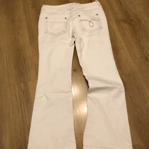 Bootcut jeans vita w30 l32 - Jättefina vita low waist bootcut jeans i bra skick! Längd 102 cm och midja runtom 84 cm. 