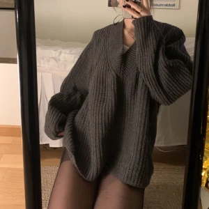 Stickad tröja - Säljer denna stickade tröja som tyvärr inte kommer till användning längre (jag är en storlek S på bilden för refererar) 💞 köparen står för frakten men jag möter även upp i Lund💞