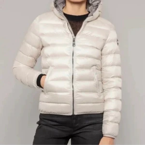 Colmar jacka - Säljer min nya vita höst/vår Colmar jacka då jag ska jag köpa en annan och retur kostar. Prislapp och allt  kvar!! Ord pris:4999kr Mitt pris:2100kr