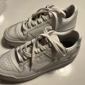 Adidas sneakers - Gott skick, knappt använda, små i storleken 