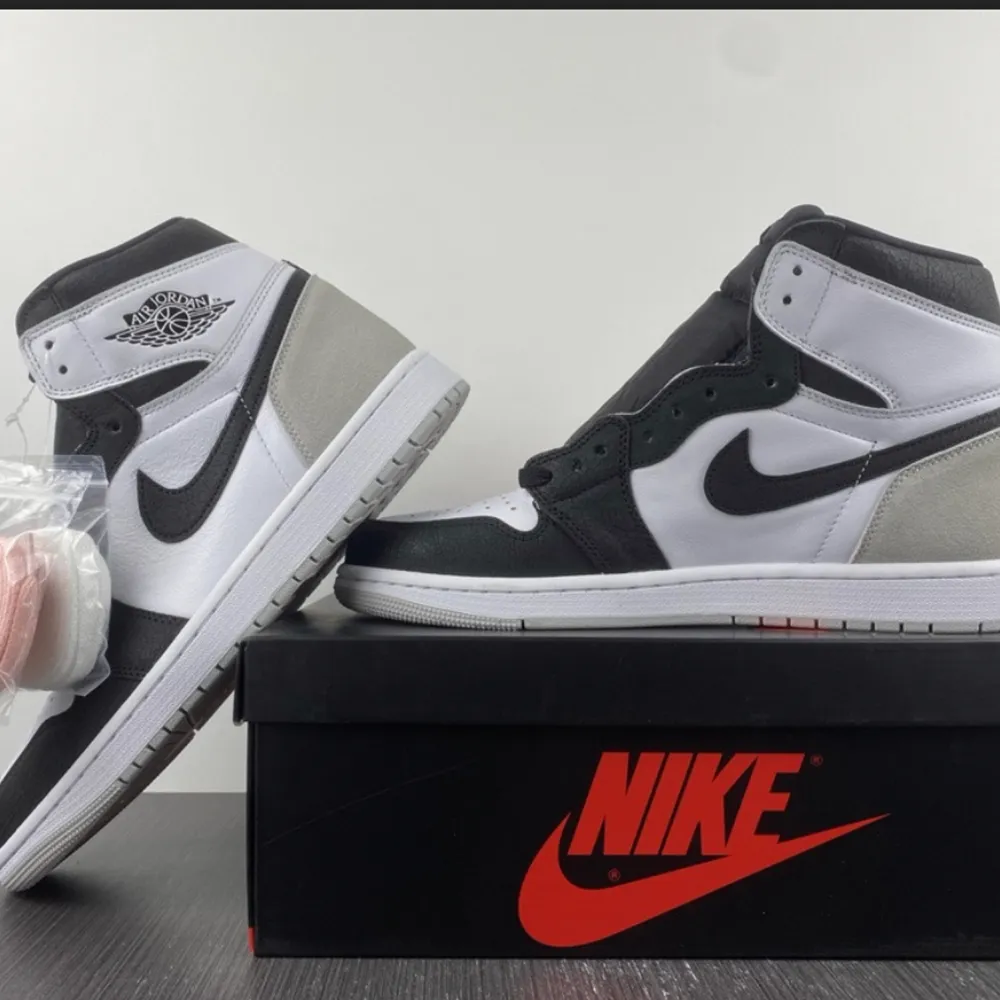 Jordan 1 Retro High OG Bleached Coral  Pris: 2000 kr  Frakt kostar 100 kr (world wide shipping) 7-10 dagar!  1.1 Kopia!  Finns många storlekar 36-46 (kvinnor och män)  Betalning sker via paypal!. Skor.