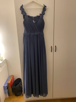 Balklänning - Säljer nu min balklänning, har använts 1 gång. Jag är 175cm lång och klänningen va lite lite kort på mig.