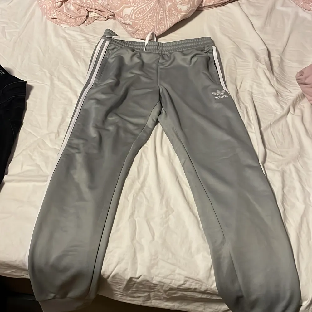 Adidasbyxor storlek medium gråa köpta för 800kr . Jeans & Byxor.