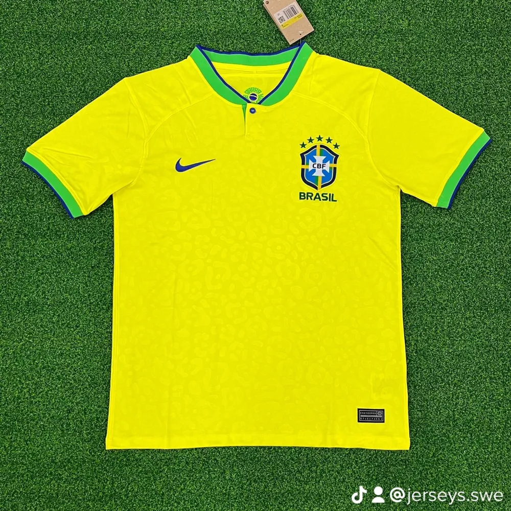 Brasilien hemmatröja för VM 2022.. T-shirts.