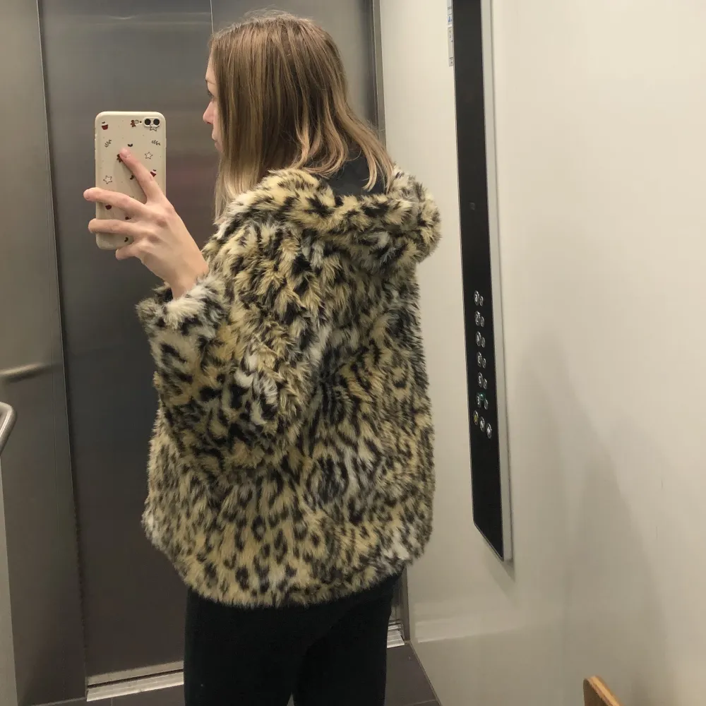 En jättefin kappa i fuskpäls i leo print!! 🐆 Har fickor samt luva. Varsamt använd! Frakt 66 kr spårbar . Jackor.