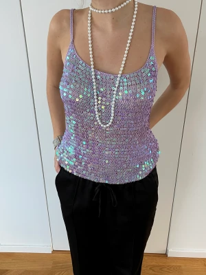 Lila virkad glittertopp - Denna fina topp kan köpas 18 december på vår hemsida ❤️ Följ oss på instagram: Utvaltuf