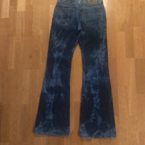 Vintage jeans strl XS/S - Fina batik jeans som jag säljer för att de tyvärr inte kommer till så mycket användning💙. De är i storlek 160 men passar perfekt på mig som är XS/S och 167 cm. Sitter bra och tajt i midjan. De kostar 350kr💙 Pris kan diskuteras.