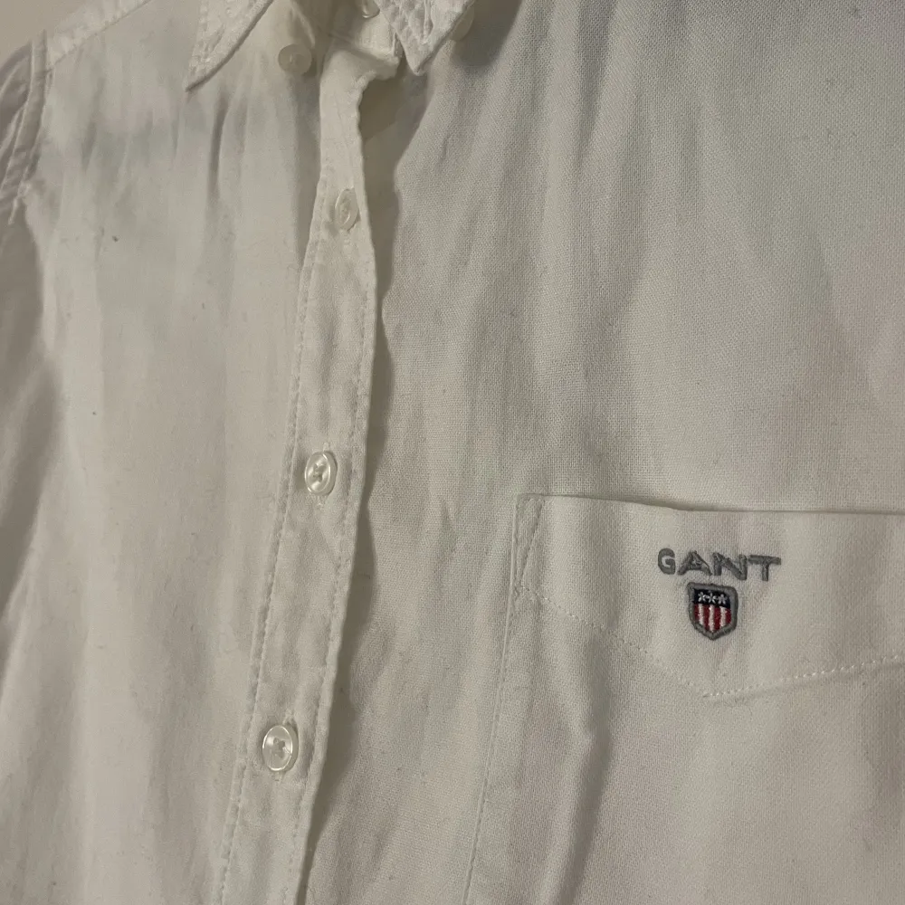 Fin skjorta från Gant. Sparsamt använd och i superfint skick! Storlek 146-152 (11/12 år) men mer som en XS.. Skjortor.