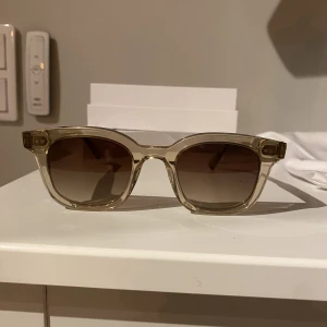 CHIMI #002 ECRU - Chimis i fint skick och bara använda ett fåtal gånger. Inköpta sommaren 2022, kvitto finns kvar. Orginallåda medföljer, likaså glasögonpåse och putstrasa. Pris är diskuterbart