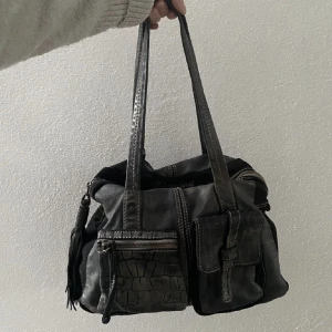 Väska  - Jättefin o trendig väska. Lånade bilder från förra ägaren🥰