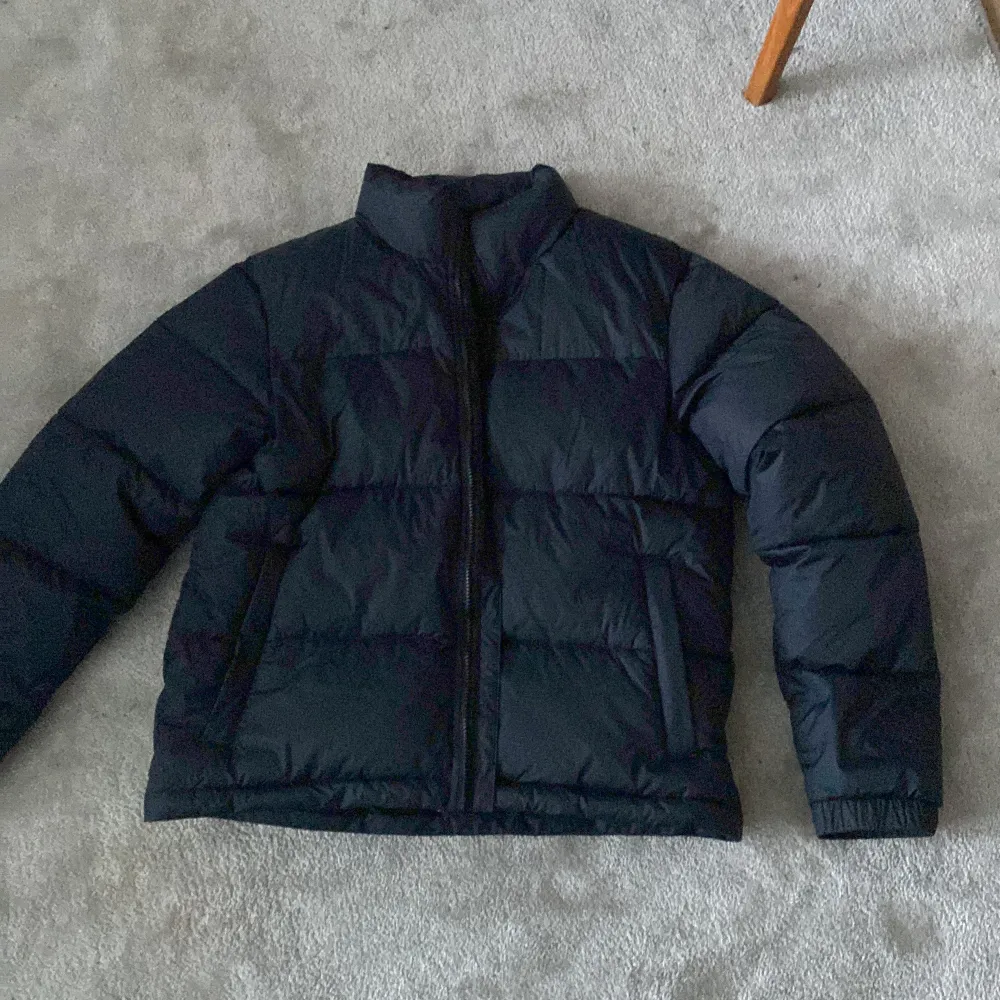 En svart plufferjacket från Everest. Aldrig använd utan bara testad. Väldigt varm och skön till vintern. Kom privat om ni undrar något. Bjuder på frakten vid snabb affär.  Vh Erik. Jackor.