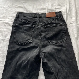 NA-KD jeans - Svarta jeans i momjeans modell. (Om du vill se plagget på skriv privat)