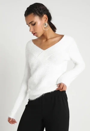 Vit v-ringad topp - Så mjuk och skön v-ringad topp. Så snygg på brösten och är i en större storlek för att den ska sitta mer oversized❤️