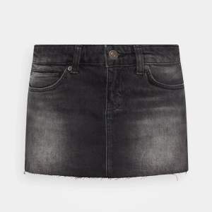 SP snygg minikjol grå/svart med najs form. Från Urban Outfitters och endast använd 1 gång!!❤️