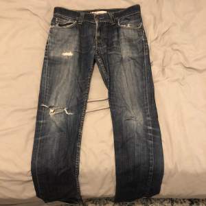 Raka Levis jeans med en sjuk nice wash. Storlek är 30/32-31/32