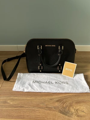 Michael Kors väska - Michael Kors väska som är sparsamt använd, i toppskick. Dustbag kommer med.   Mått: Höjd 22cm Längd 28cm Vidd 12cm