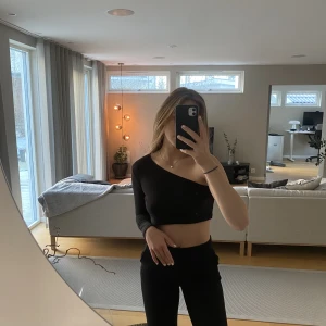 One shoulder tröja  - Kort men prefekt till fest! Den är något liten på mig som är 175cm lång. 