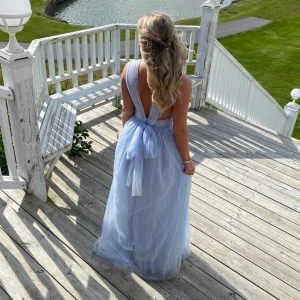 Balklänning - Säljer min fina ljusblå balklänning som är använd under totalt en kväll❤️ köpt för 900kr men säljer för 600kr med frakten INKLUDERAD!!!! Skriv för mer bilder eller diskutera priset<333