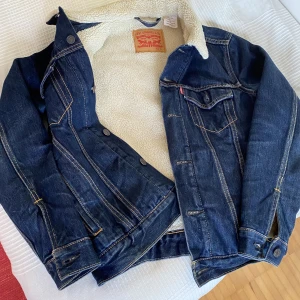 Levis jeansjacka - Väldigt fint skick, knappt använd. Varmt fodrad. Normal passform. Ordninarie pris ligger på 1449 kr. Säljer då jag växt ur den
