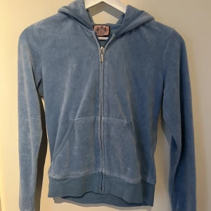 Vintage Juicy kofta - Supersöt ljusblå vintage Juicy kofta! Storlek S, ej i nyskick. Några fläckar men inget märkvärdigt. 🫶🏼