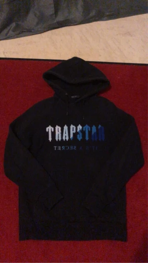 Äkta trapstar tröja - Säljer min äkta trapstar tröja eftersom jag bytt stil & inte gillar den längre.