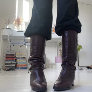 Röda boots❤️‍🩹 - I en superfin vinröd färg! Passar verkligen till allt men dock något små på mig🥺 Kontakta mig för fler bilder eller för mer information <3