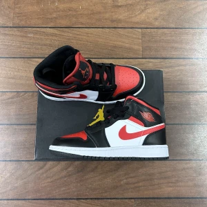 Jordan 1 Mid fire Red - Snygga Jordan 1 mids i storlek 36!    Använd gärna Köp nu!  Har du några frågor är de bara att skriva🙏