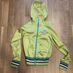 Snygg j lindeberg jacka -  j lindeberg tröja i fräsch skick passar xs och S sitter som en smäck och är lite figur sydd 