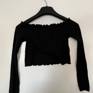 Croppad offshoulder topp - Croppad offshoulder topp. Strl XXS/XS