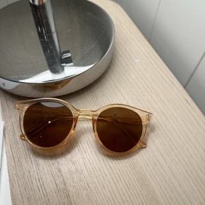 Solglasögon  - Säljder dessa chimi liknande solglasögonen, perfekt till afterski, fest och festival🥳🥳använda en gång, nyskick!